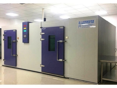 大型步入式高溫老化房安裝現(xiàn)場